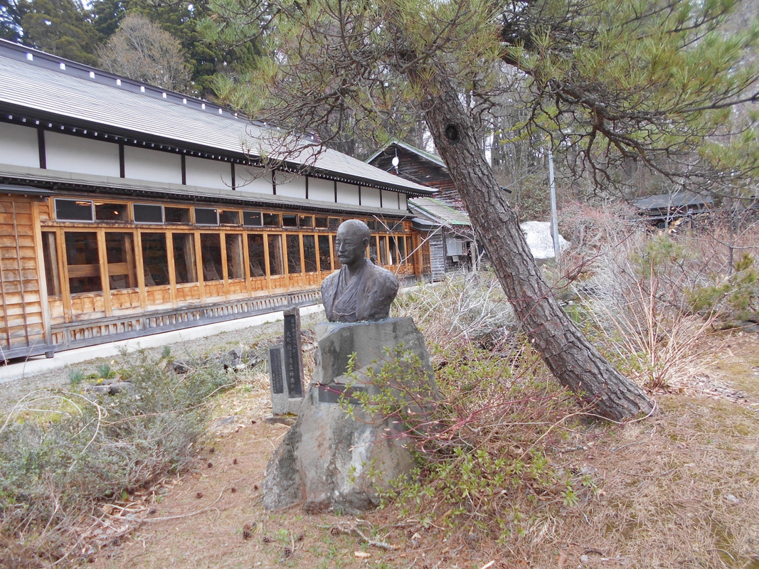 蔦温泉旅館と大町桂月像