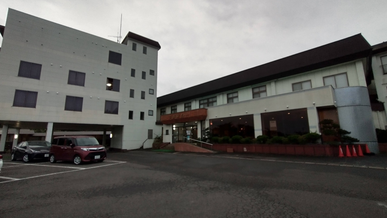 海沿いの高台に何棟か建てられています