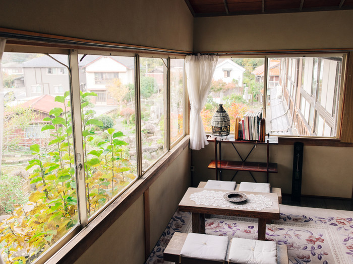 昔ながらの趣を大切に残した「俵山まちごと旅館 泉や」の館内。大きな窓からは美しい庭園が