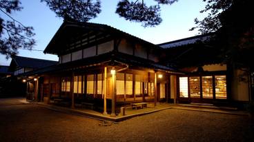 施設の正面 (日没後) / 1