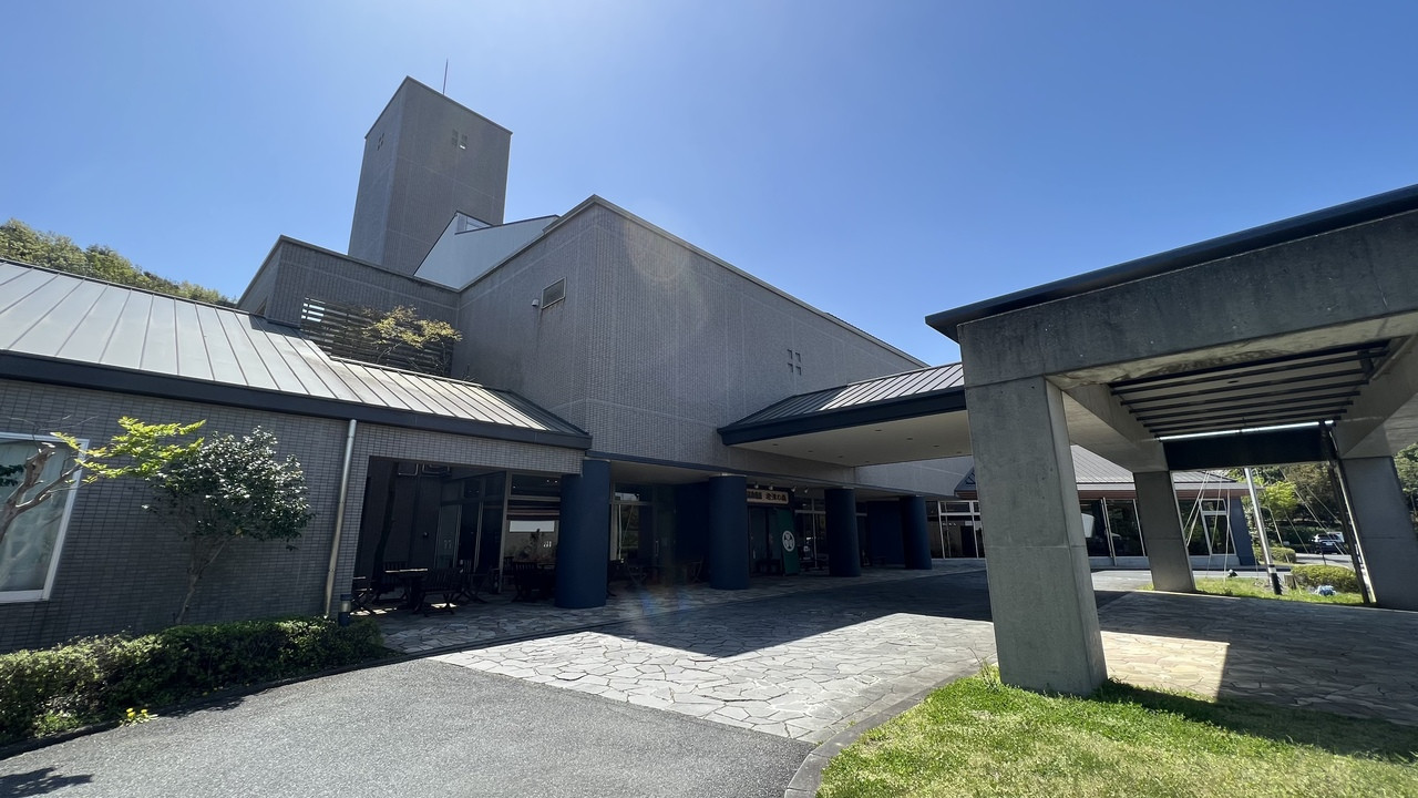 自然豊かなロケーションにあります。