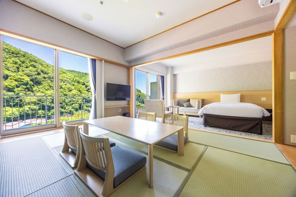箱根連山や温泉街、箱根湯本駅を望むお部屋でリラックス3956076