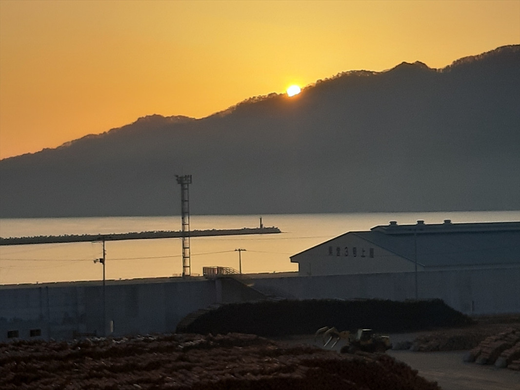 早起きすると、宮古湾向こうの月山から昇る朝日が見られます。