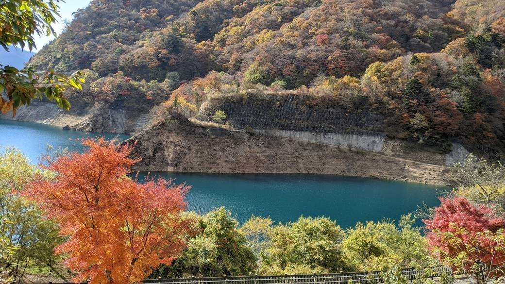 紅葉が美しい
「奥四万湖」へ / 1