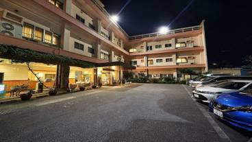 施設の正面 (日没後) / 6