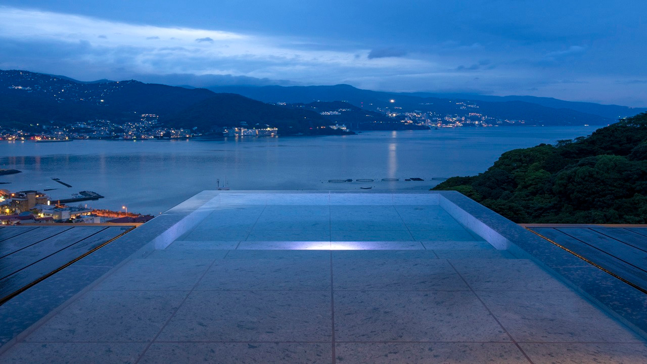 客室露天風呂から海と花火の競演を楽しむ4273123