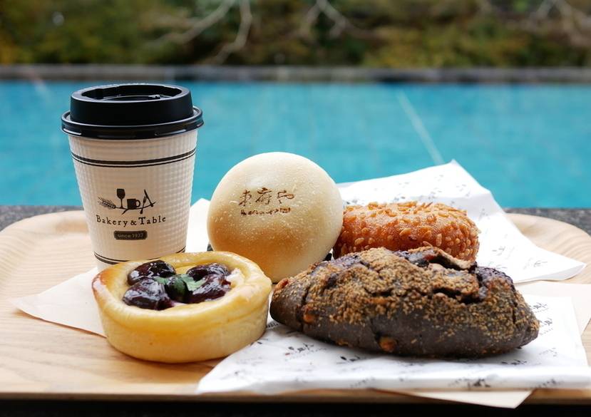 足湯カフェで
おいしいパンを / 2