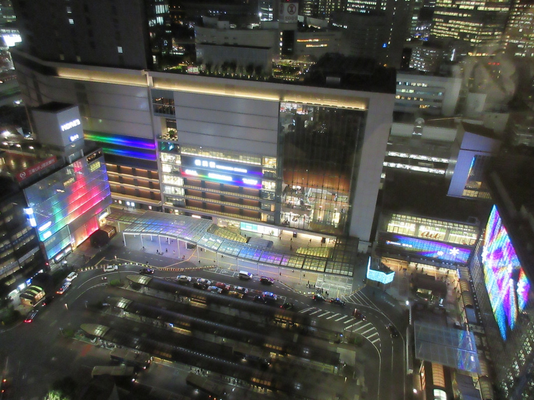 客室窓から横浜駅を見下ろします