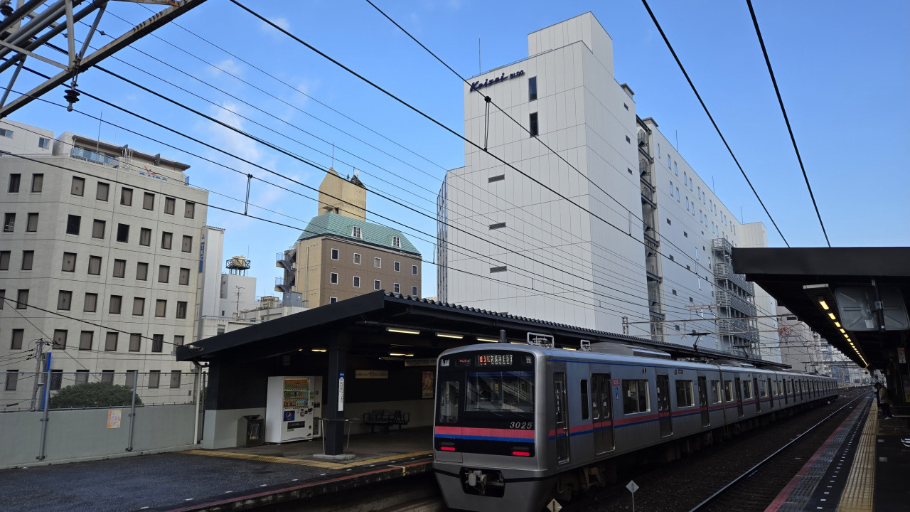 アネックス館は白い建物の7階と8階で、千葉中央駅直結です