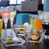 フリーフローの
ラウンジで乾杯 / 4