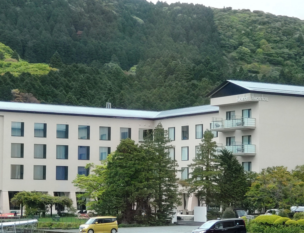 湖畔のホテルにある