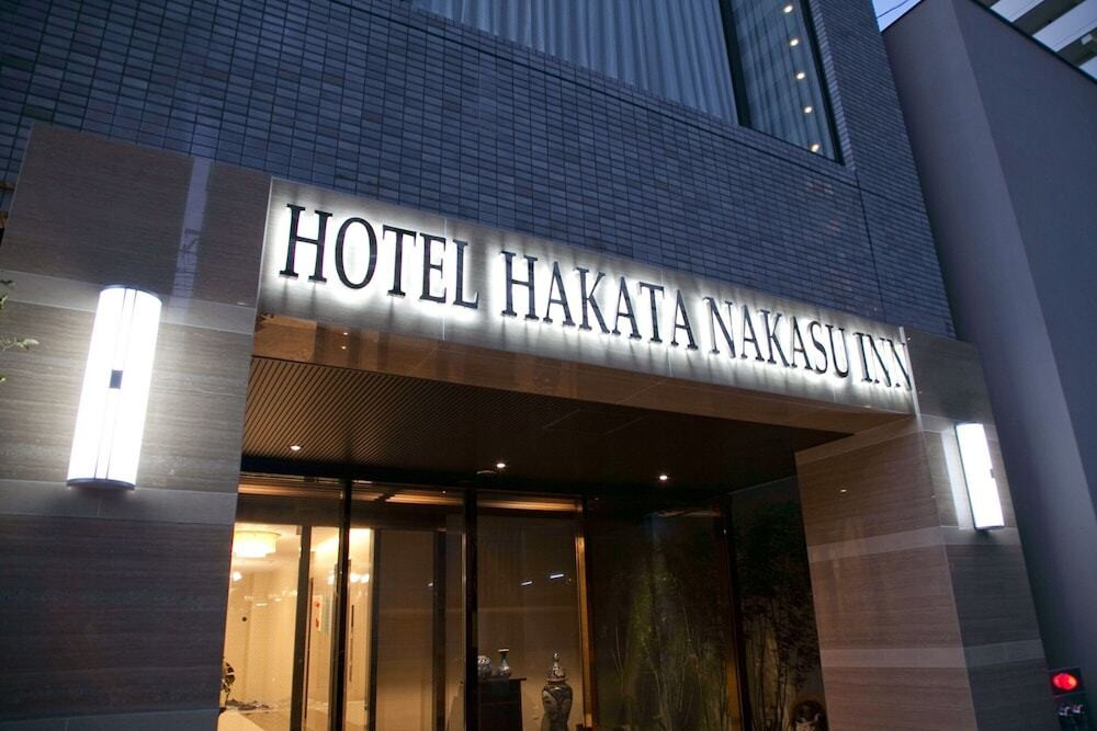 施設の正面 (日没後)