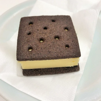 「六花亭 福住店」 料理 112054485 食べごろが2時間の「雪こんチーズ」