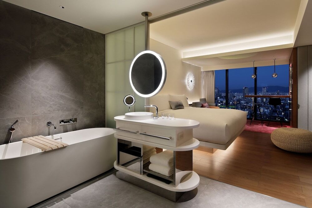 ライトアップされた妖艶なインフィニティプールで大人の夜を満喫3495048