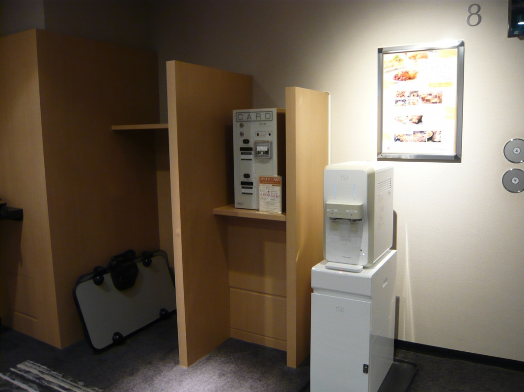 エレベーターホールのウオーターサーバー