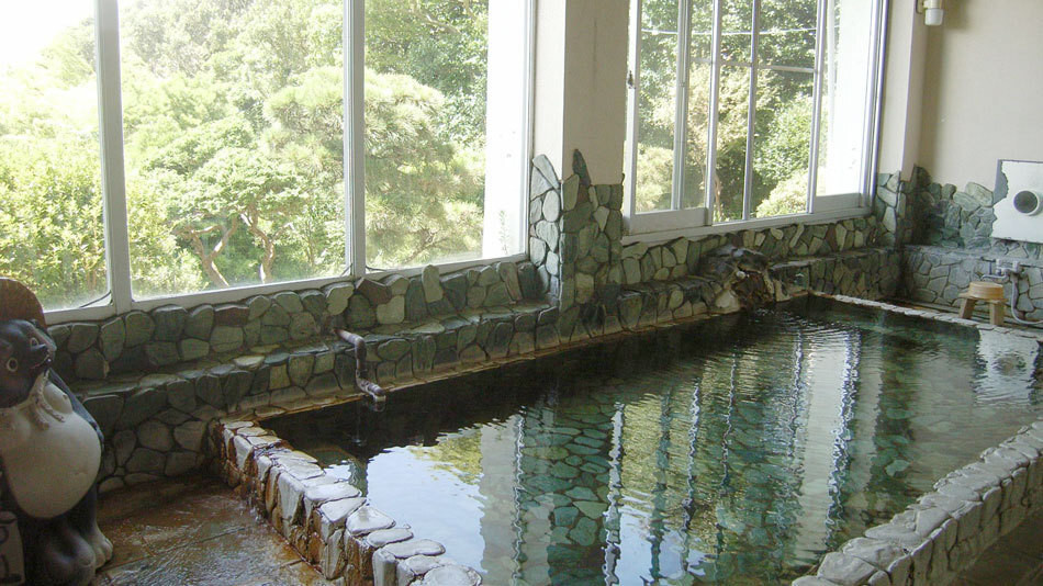 温泉に入る女性