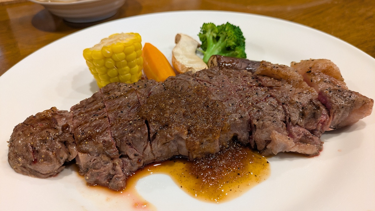 夕食のステーキ