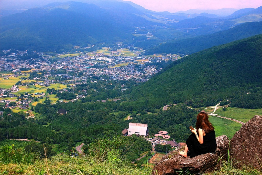 由布岳の山麓に広がる、人気の温泉地3927309