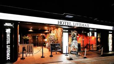 施設の正面 (日没後) / 1