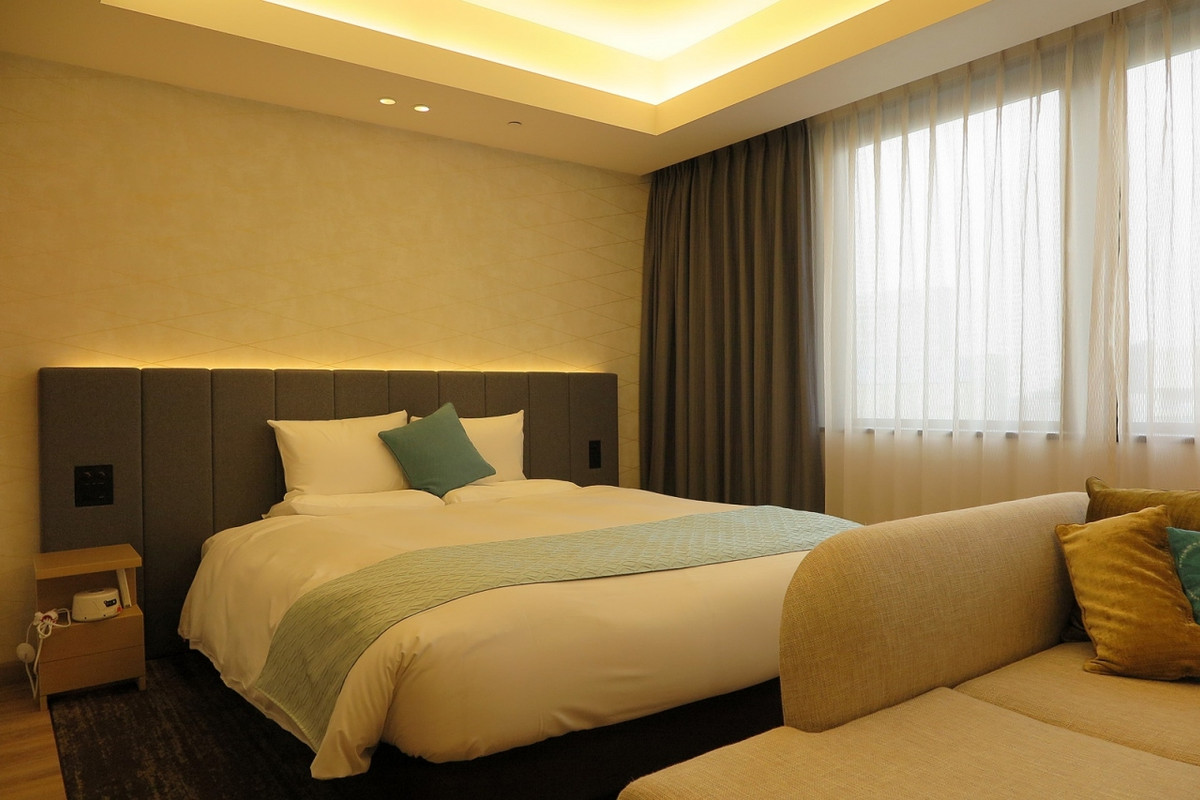 サイドテーブルにはホワイトノイズマシン…私は苦手でした