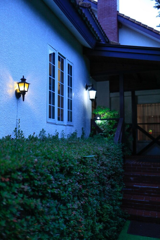 施設の正面 (日没後)