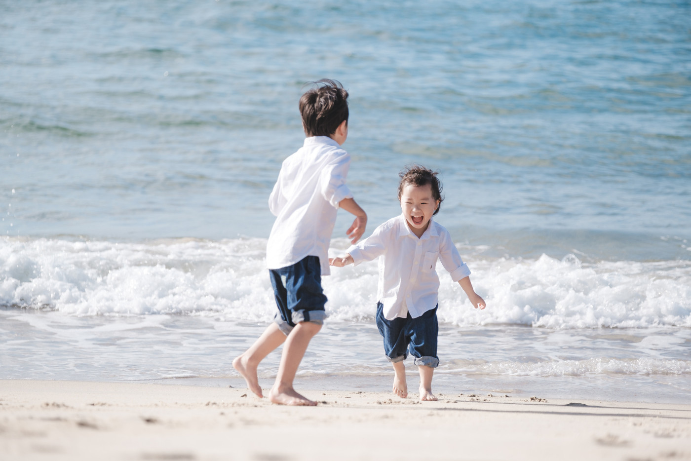 海で遊ぶ兄弟