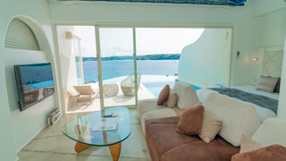 サントリーニ（Type A 温水インフィニティプール付き・大人定員４名）