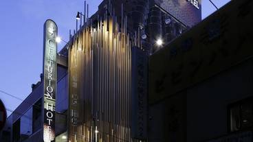 施設の正面 (日没後) / 2