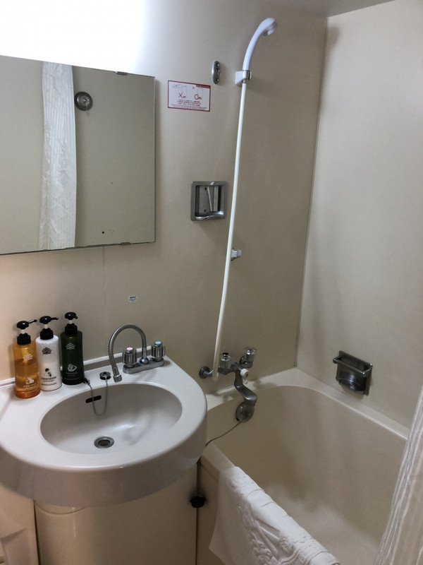 ビジネスホテルのようなユニットバス。浴槽は少しだけ広めです。