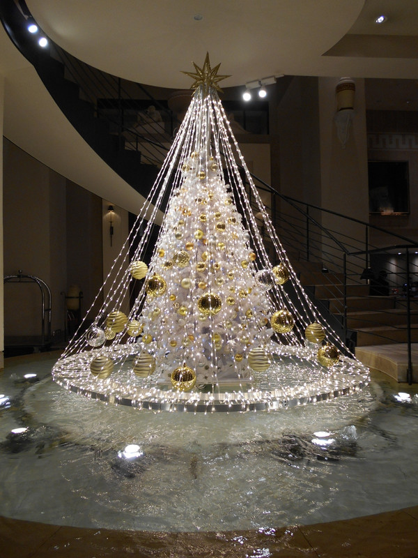 ロビーに大きなクリスマスツリー