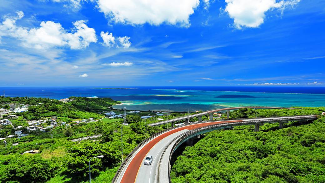 沖縄の太陽と海を
感じながらドライブ / 1