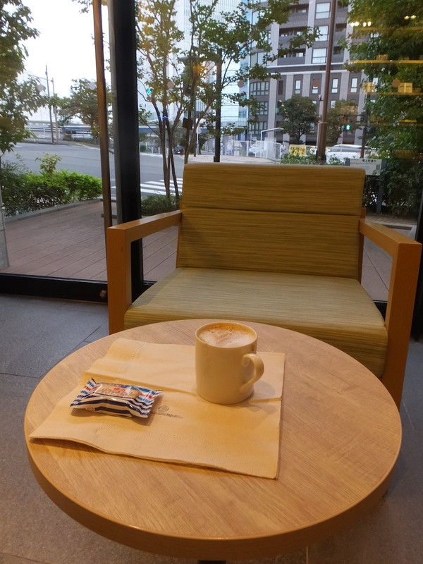 朝。ラウンジにて。