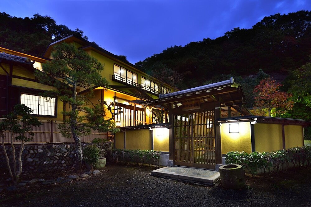 施設の正面 (日没後)