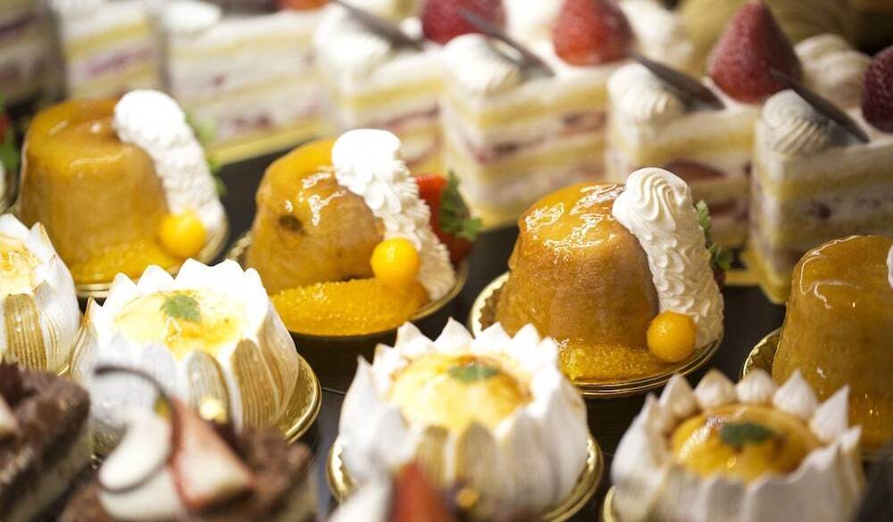 ショーケースに並ぶケーキ / 2