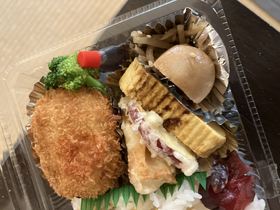 次の日はコロッケが白身魚のフライ、ふりかけも変わっていた