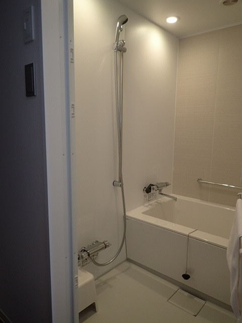 部屋のバスルーム