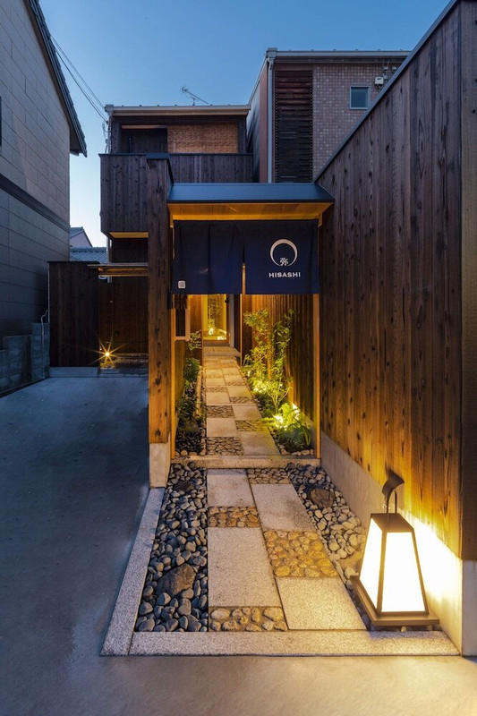 施設の正面 (日没後)