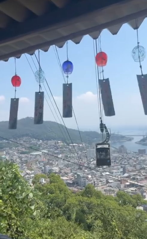 「千光寺山ロープウェイ」に乗り、山頂から尾道を一望。「千光寺」では「福鈴まつり」が開催中で、風鈴とロープウェイの素敵な写真が撮れました。 / 1