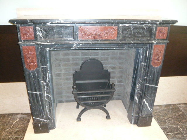 ホテルの入り口の近くに置かれている暖炉です。レトロそのもの。