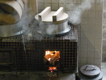 「常天」 料理 514853 薪を使いかまどでシャリを炊いている様子