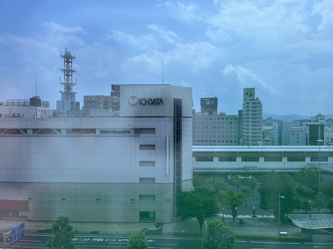 部屋の窓からは一畑百貨店が見えました。