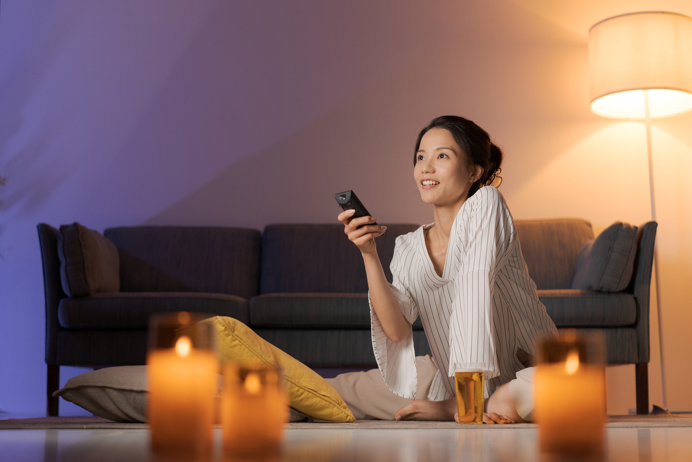 テレビを見る女性