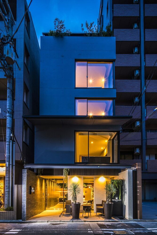 施設の正面 (日没後)