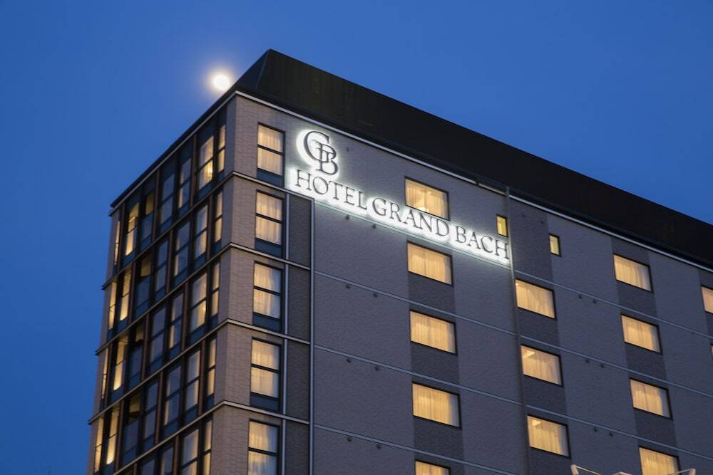 施設の正面 (日没後)