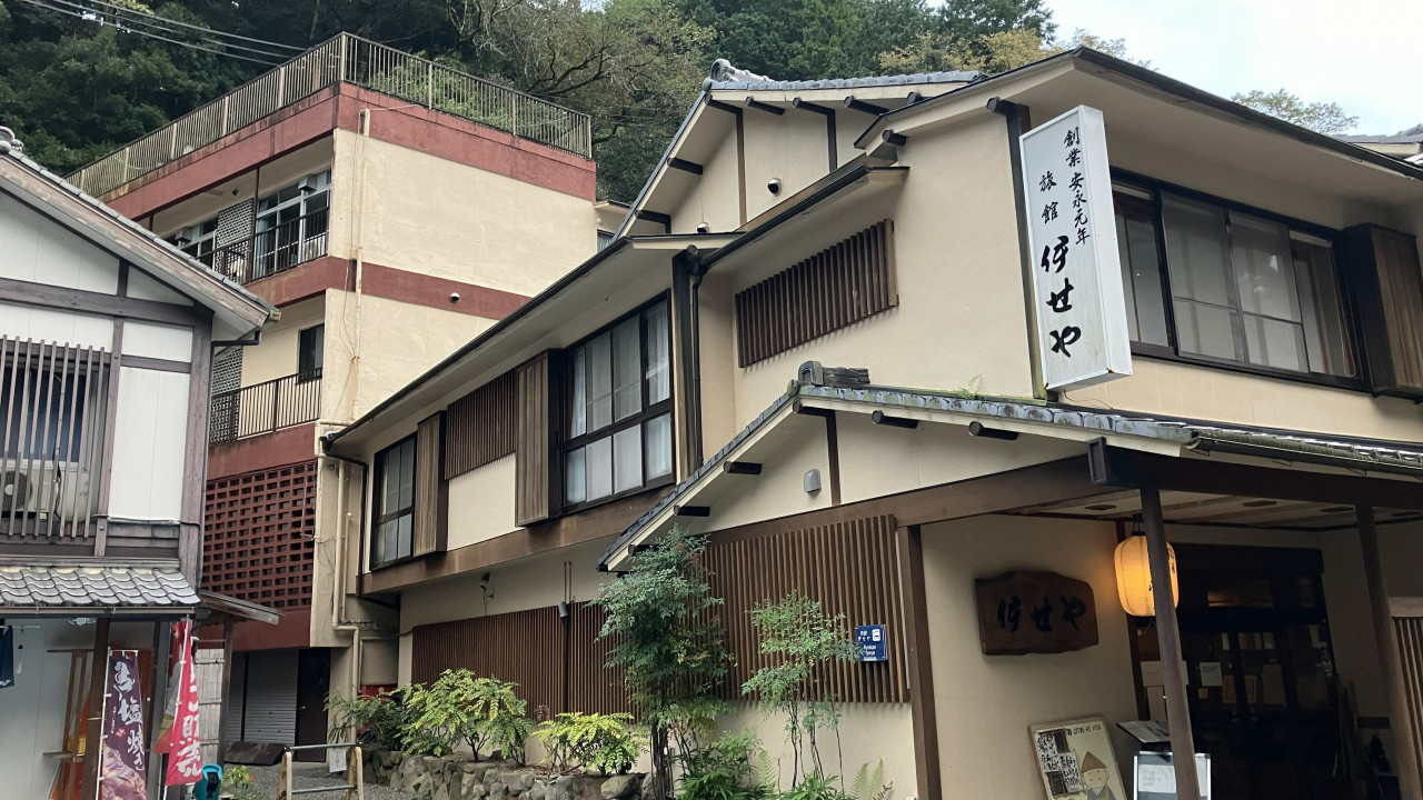 手前は新館、奥は旧館