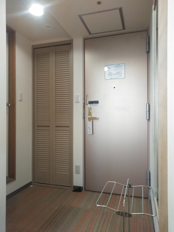 右側が廊下へのドア、真ん中がクローゼット、左奥がトイレ＆バス