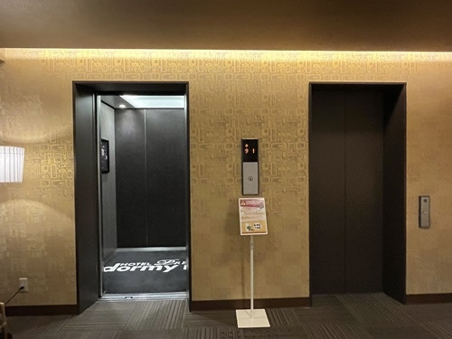 エレベーターは二基