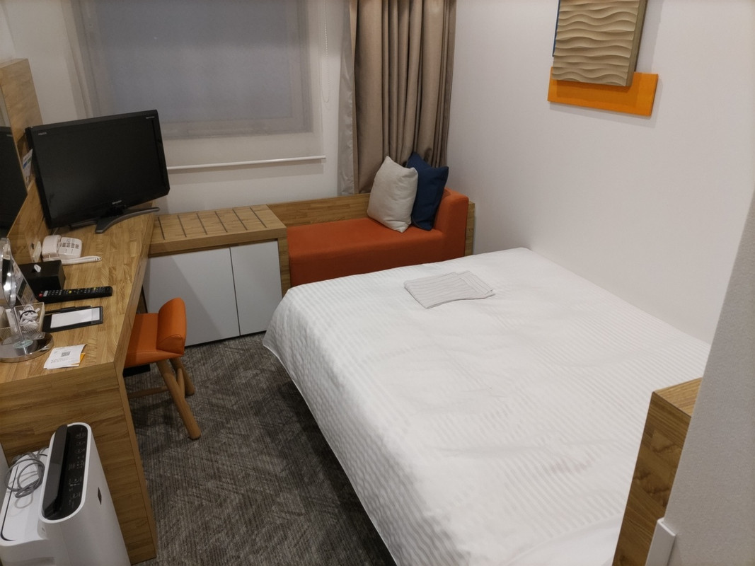 ベッドは広めだし、ソファーがあるのはいい