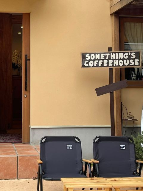 極楽寺駅から徒歩約2分の「something's coffeehouse（サムシングスコーヒーハウス）」。コペンハーゲン発のスペシャルティコーヒーが楽しめる一軒家のカフェ / 1