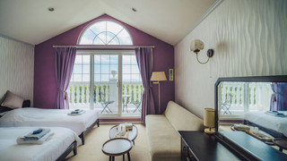 デラックス ツインルーム シングルベッド 2 台 バルコニー パーシャルシービュー